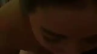 امرأة سمراء الآسيوية الهواة مع المغفلون الضخمة ينتشر بوسها.