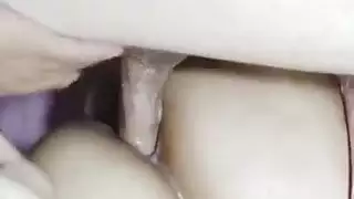 الشرموطة تتناك من طيزها