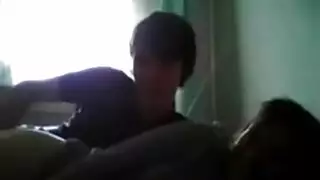دعت مراهقة روسية خجولة صديقها المفضل إلى غرفة نومها ، حتى يمكنها أن تمتص قضيبه