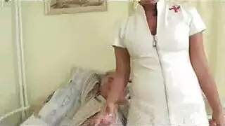ممرضة تدريس الرجل العجوز لإرضاء مريضها