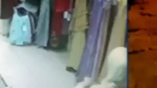 الكاميرا الخفية: تم القبض على امرأة ترتدي الحجاب في متجر