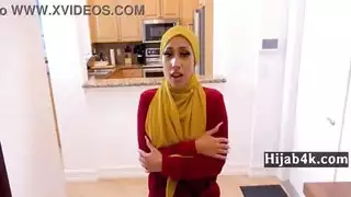 فتاة مسلمة تملق مدربها الشخصي كيرا بيريز