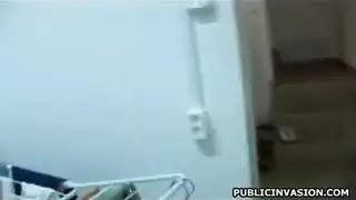 يتم توسيع كس هذه الفتاة الصغيرة بواسطة هذا الديك الكبير
