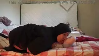 زوجة الديوث المغربية العربية من مرسيليا تريد ممارسة الجنس مثليه