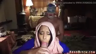 عربية صغيرة ديك فتاة عاملة محلية