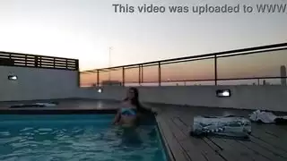 كومينغ كثيرا في حمام السباحة عند غروب الشمس