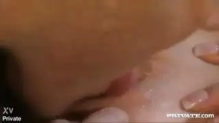 فتاة آسيوية ذات ثديين كبيرين تأتي إلى منزل الرجل وتخلع ملابسها وتمتص قضيبه بعد ذلك