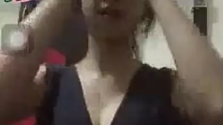 امرأة سمراء تايلاندية مثيرة وشريكها الأسود الوسيم يمارسان الجنس في غرفة نومها الضخمة