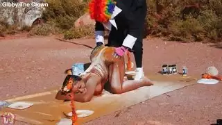 نسيت الجدة تتبيل الديك الرومي، لذا أخذته في يدي ومارس الجنس معه أيضًا