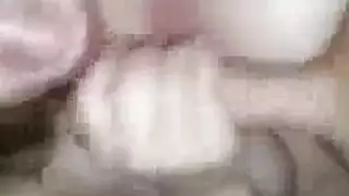 امرأة سمراء لاتينية عاهرة ، جينا جيرسون تمارس الجنس في غرفة النوم بينما صديقها خارج المدينة