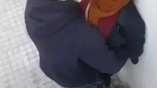 التقطت الكاميرا الخفية امرأة في الحجاب امتص صديق في الشارع