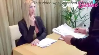 السكرتارية المليئة بالقرنية انتهى بها الأمر إلى إعطاء الحمار إلى الرئيس