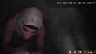 الحزب العربي والفتاة البيضاء تحب أرنب المهاجرين المسلمين