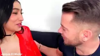 تستخدم ديدي مؤخرتها لتشتيت انتباه صديقها!