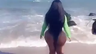 غانا موديل يهز الحمار على الشاطئ