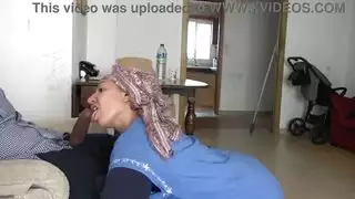 خادمة مسلمة تشعر بالانزعاج عندما ترى صاحب الديك الألماني الأسود الكبير