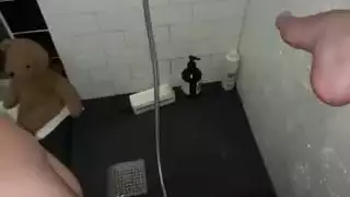مع الجسم المثالي يستمني لها ضيق في سن المراهقة كس قبل دش