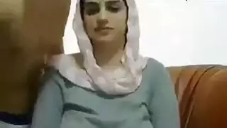 فتاة عربية نار محجبة تبين بزازها الكبار مع حبيبها قدام الكاميرات
