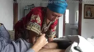 تتفاجأ خادمة فندق تركية عندما يعرض عليها أحد الضيوف ليرة مقابل مص قضيبه الكبير