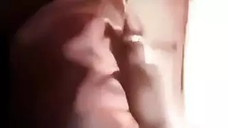 مراهقون عرب يصورون جنسهم على الفيديو