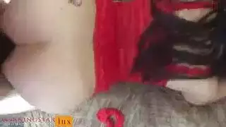 امرأة سمراء عاهرة في ثوب أرجواني على وشك ممارسة الجنس مع جارتها الوسيم