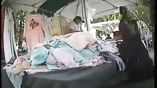 المشي بالأحذية المثيرة يبدو أقداماً عربية