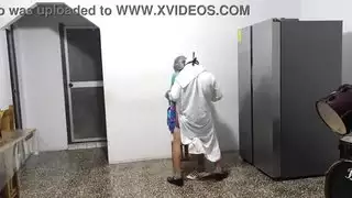 طقوس الخطوبة العربية! زوجان غير مخلصان يطلبان النصيحة أمام قس عربي، ثم ينتهي بهما الأمر بإتمام علاقتهما الإباحية العربية اللاتينية