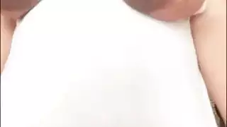 فتاة عربية حامل ذات بطن كبير وثدي حليبي