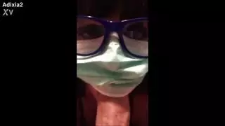 فتاة عربية محصورة تمتص الحجر الصحي لفيروس كورونا كوفيد