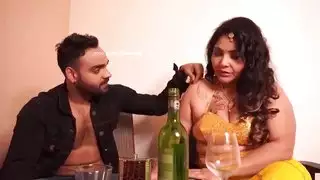 مثير الهندي عاهرة الحصول على الحمار استغل من قبل صبي صغير