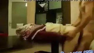 فتاة عربية صغيرة مارس الجنس في الحمار المرة الأولى