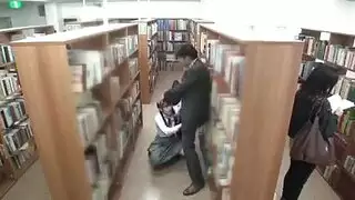 اب ينيك بنته و يسخن عليها في المكتبة و اسخن محارم