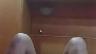 فتاة عربية شابة مدمنة على مهبلها
