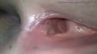 كسها جميل احمر كبيت لبني كله فيه