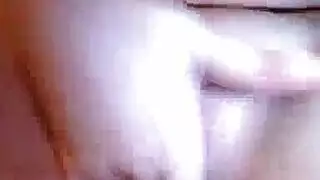 فتاة قرنية تلبي مسمار أسود لممارسة الجنس في ستوديو الفيلم وهم يمارس الجنس مثل الجنون.