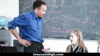 هذا المعلم يمارس الجنس مع امرأة شابة في تنورة قصيرة جدا