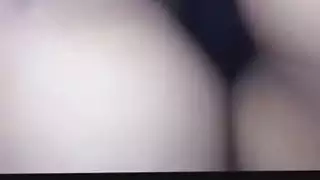 بنت عربيه اندر ايدج تعرض طيزها